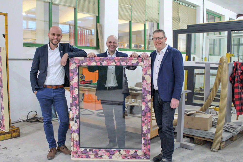 Horst Kögl und Thomas Wieser aus der Geschäftsführung Gaulhofers präsentieren das neue Instyle Fenster.
