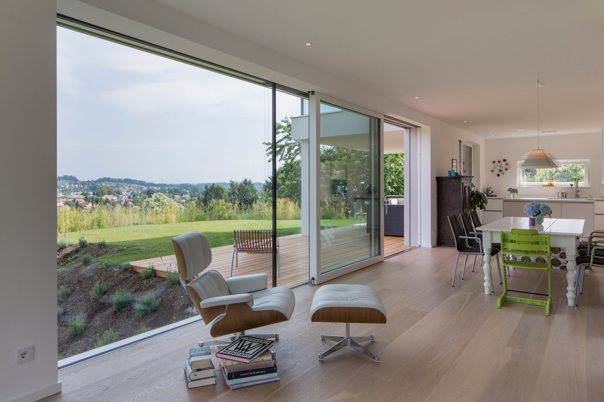 Gaulhofer Ganzglassysteme erweitern Wohnräume visuell.