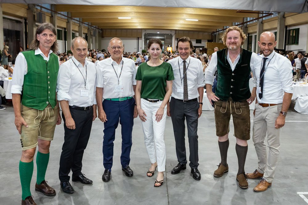 Gaulhofer Ehrengaste auf der 100 Jahrfeier Auf diesem Bild sind die Ehrengaeste der 100 Jahrfeier von Gaulhofer zu sehen.