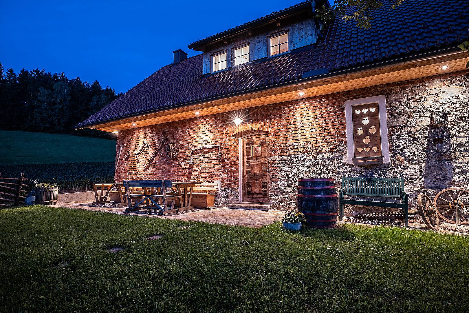 Außenansicht bei Nacht mit Gaulhofer-Holz-Fenster NATURELINE.