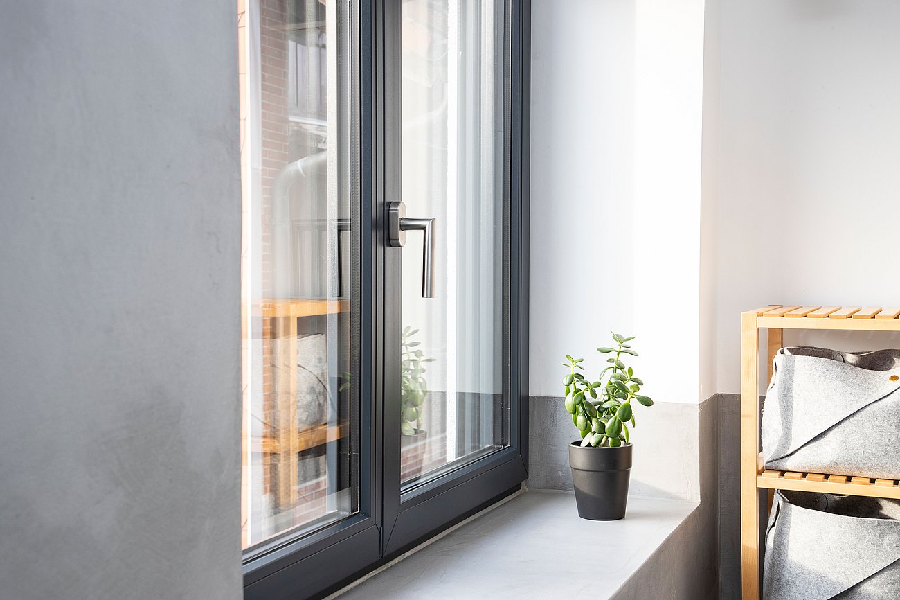 Budgetbewusste Bauherren finden sich oftmals bei Kunststoff-Fenstern wieder. Aber auch im Falle von ausgefallenen Fenster-­Formen wählt man zumeist die flexibleren Kunststoff-Fenster.