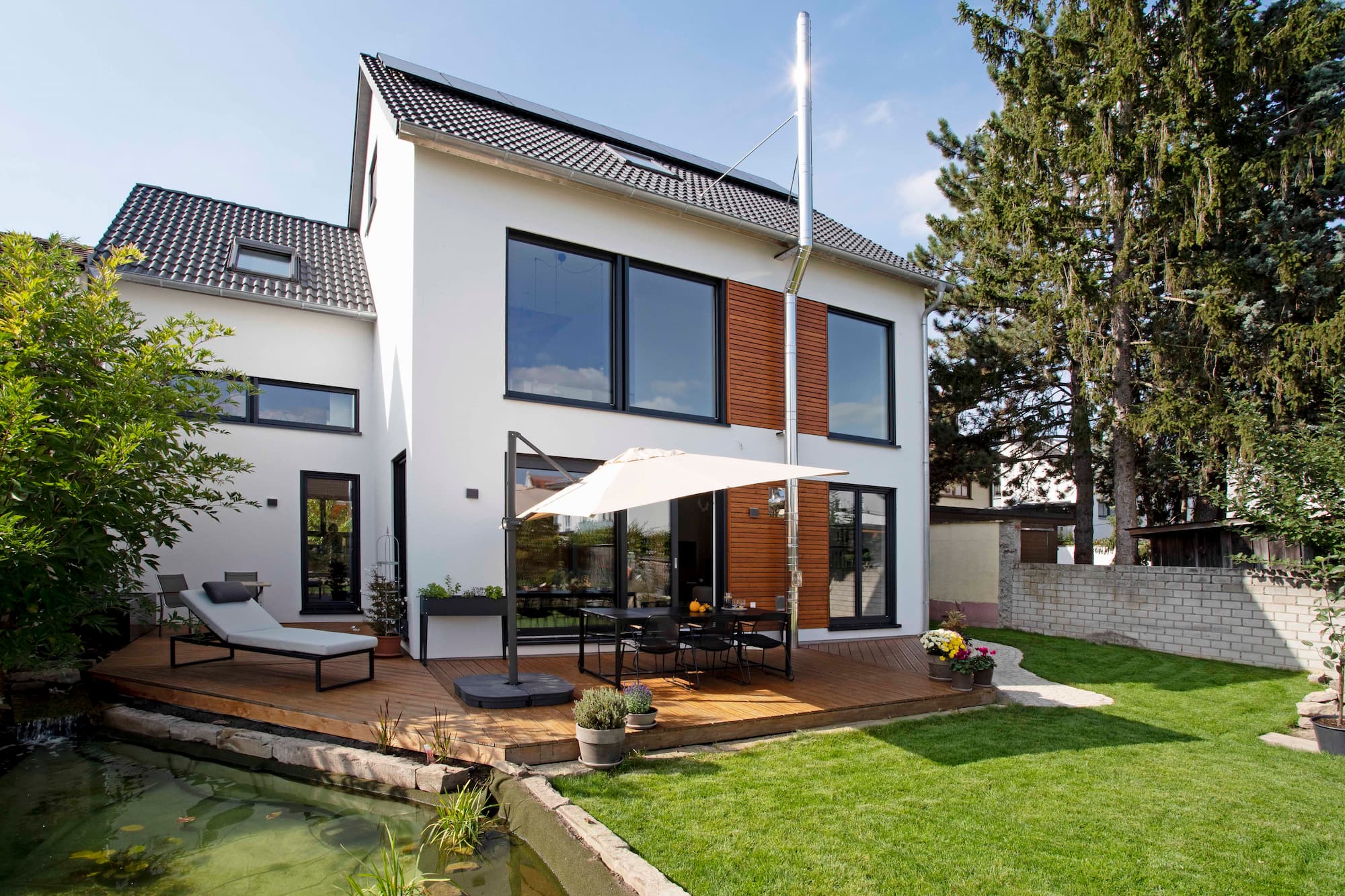 Im idyllischen Stutensee nahe Karlsruhe steht stolz das moderne Holzhaus in nachhaltiger Bauweise.